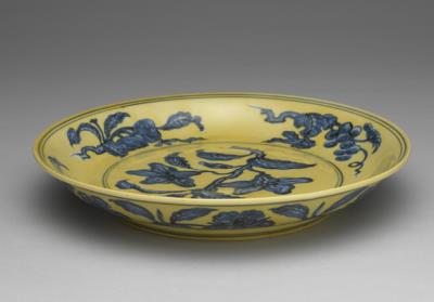 图片[3]-Dish with flowering pomegrante, fruiting branches and lotus sprigs, in underglaze blue on a yellow ground, Ming dynasty, Hongzhi reign, 1488-1505-China Archive